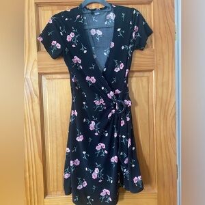 H&M Divided Black Floral Wrap Dress Short Sleeve Fit & Flare Size 6
